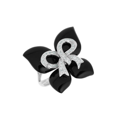 Prsten z bílého zlata s diamanty a onyxy