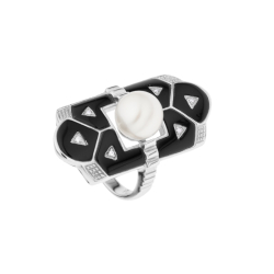 Prsten z bílého zlata s onyxy, perlou a diamanty. Ve stylu art deco