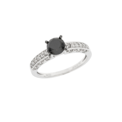 Prsten z bílého zlata s černým a bílými diamanty. Zdobení kameny i na boku