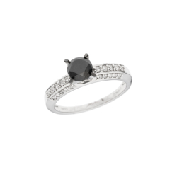 Prsten z bílého zlata s černým a bílými diamanty. Zdobení kameny i na boku