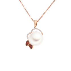 Přívěsek z růžového zlata s perlou, granáty a diamanty. Délka 40,5cm