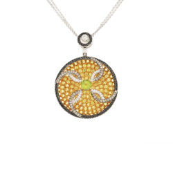 Přívěsek z bílého zlata se safíry a diamanty. Délka 40-44,5cm