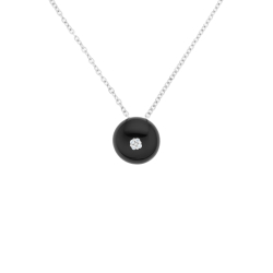 Přívěsek z bílého zlata z onyxu s diamanty. Délka 44,50cm