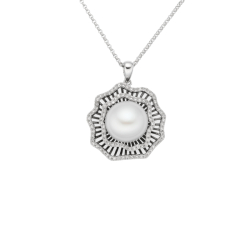Přívěsek z bílého zlata s perlou a diamanty. Řetízek o délce 40,5cm