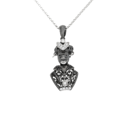 Přívěsek z bílého zlata s černým rodiováním a diamanty. Délka řetízku 40,5cm