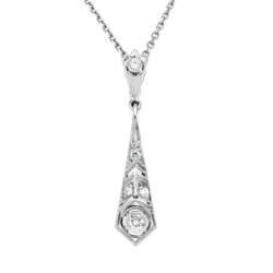 Přívěsek z bílého zlata ve stylu art deco s diamanty. Délka řetízku 43cm