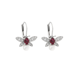 Náušnice z bílého zlata s rubíny, perlou a diamanty.Výška náušnice 1,70cm