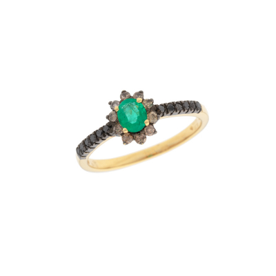 Prsten ze žlutého zlata s černými a bílými diamanty a smaragdem.Černě rodiováno