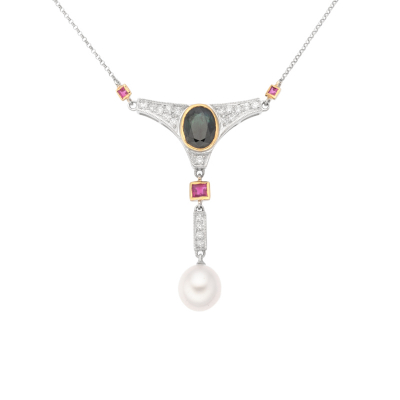 Náhrdelník z bílého zlata se safírem, rubíny, diamanty a perlou. Délka 45cm