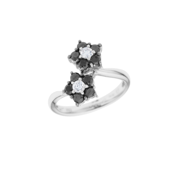 detail Prsten z bílého zlata s černými a bílými diamanty