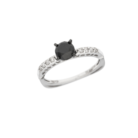 detail Prsten z bílého zlata s černým a bílými diamanty. Zajímavý hranatý tvar