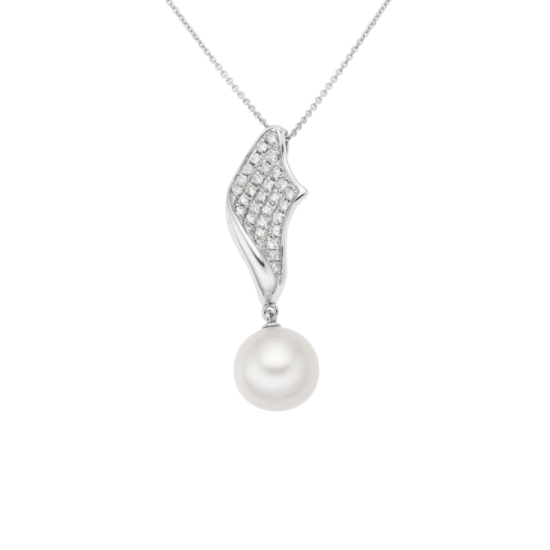 detail Přívěsek z bílého zlata s perlou a diamanty. Řetízek o délce 46cm