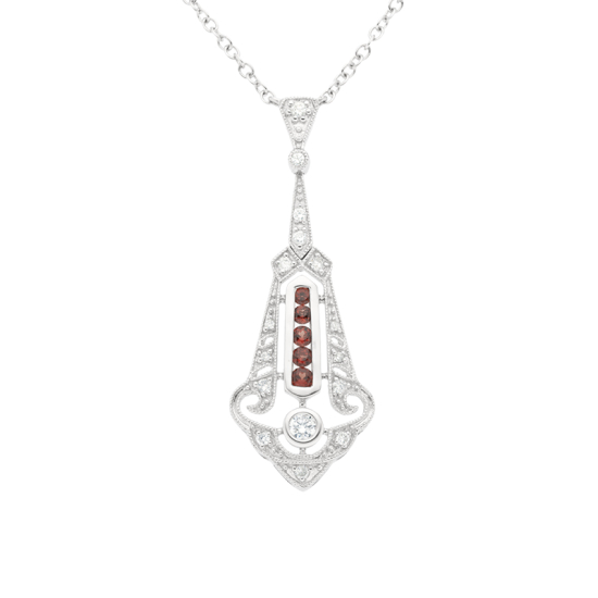 detail Náhrdelním z bílého zlata s granáty a diamanty na řetízku o délce 45cm