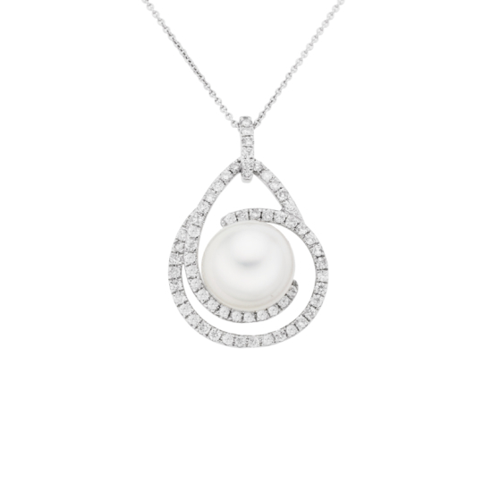 detail Přívěsek z bílého zlata s perlou a diamanty. Délka řetízku 46cm