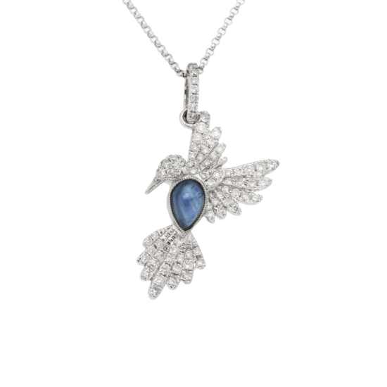 detail Přívěsek z bílého zlata se safírem a diamanty.Délka řetízku 45cm, ptáček v.3,00c