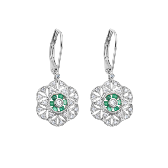detail Náušnice z bílého zlata se smaragdy a diamanty. Celková délka 2,90cm