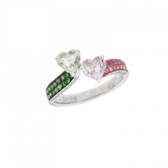 detail Prsten z bílého zlata se safíry ve tvaru srdce, zelenými granáta a diamanty