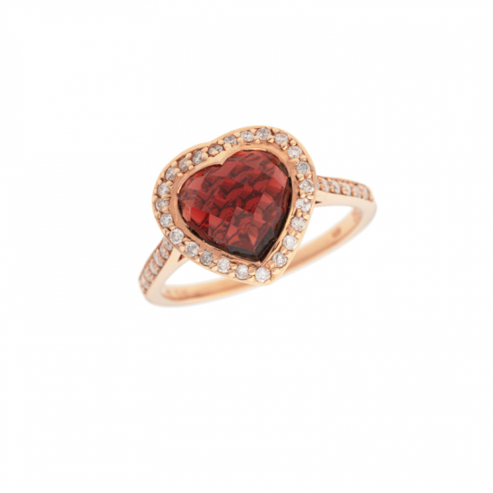 detail Prsten z růžového zlata s granátem ve tvaru srdce a diamanty