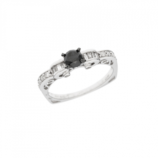 detail Prsten z bílého zlata s černým a bílými diamanty. Zajímavý hranatý tvar