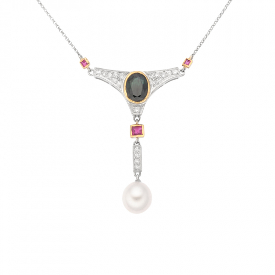 detail Náhrdelník z bílého zlata se safírem, rubíny, diamanty a perlou. Délka 45cm